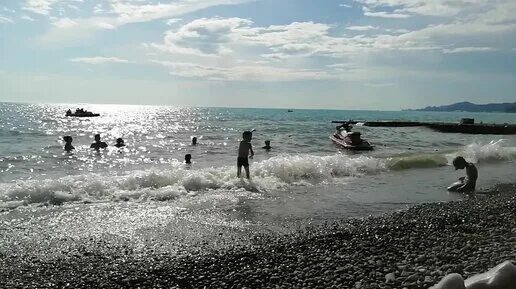 Температура воды в адлере в июне. Волнение на море. Прохладное море. Адлер в июне. Волнения моря в Коктебеле.