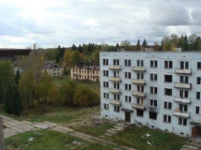 Заброшенный военный городок Адуляр. Военный городок 310 Адуляр. Поселок Смуравьево 2 Гдовский район. Смуравьёво-2 заброшенный военный Гарнизон. Военный городок псков