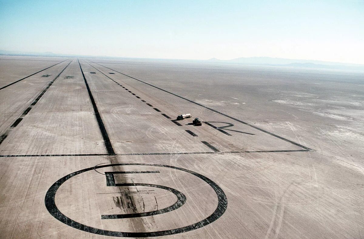 Rogers Dry Lake Мохаве. Авиабаза Эдвардс. Авиабаза Эдвардс ВПП. Грунтовая ВПП 17/35 на авиабазе Эдвардс. Точка высадки