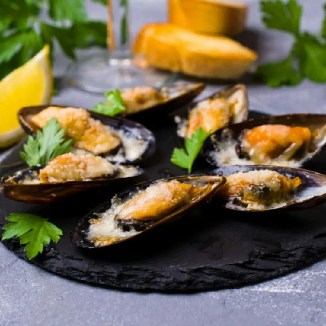мидии киви с песто. мидии киви дор блю. мидии в сливочно-чесночном соусе запеченные. мидии запеченные с сыром. запеченные мидии 150 гр.
