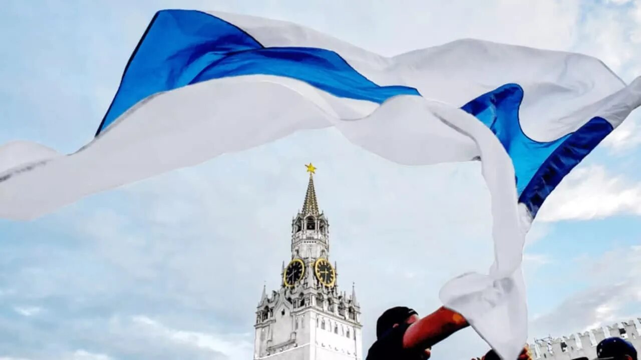Российская свободная. Бело сине белый флаг 2022. Новый флаг России 2022 бело сине. Новый флаг России 2022 бело сине белый. Бело сине белый флаг антивоенный.