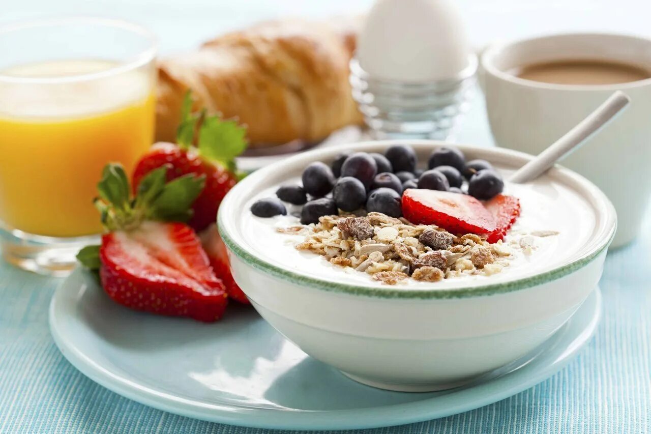 Надо ли завтракать. Здоровый завтрак. Полезный завтрак. Полноценный завтрак. Полноценный здоровый завтрак.