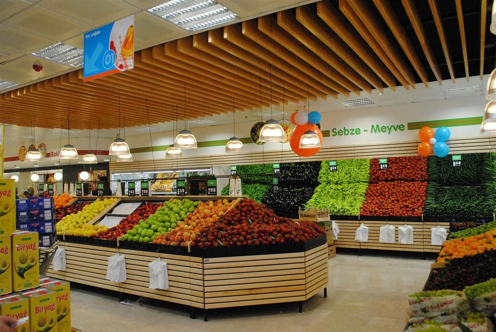 Стор фруктов. Овощи в магазине. Витрина для овощей. Овощные магазины в Европе. Овощной магазин.