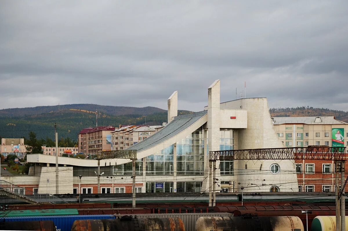 Северобайкальск станция вокзал. Вокзал северобайкальска северобайкальск. Северобайкальск жд станция. Здание вокзала северобайкальск. Железнодорожный вокзал северобайкальска.