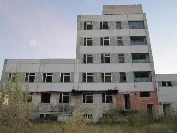 Заброшенный ламповый завод архангельск. Ламповый завод северодвинск. Заброшенные здания в северодвинске. Заброшенный завод фото. Заброшки в северодвинске бункер.