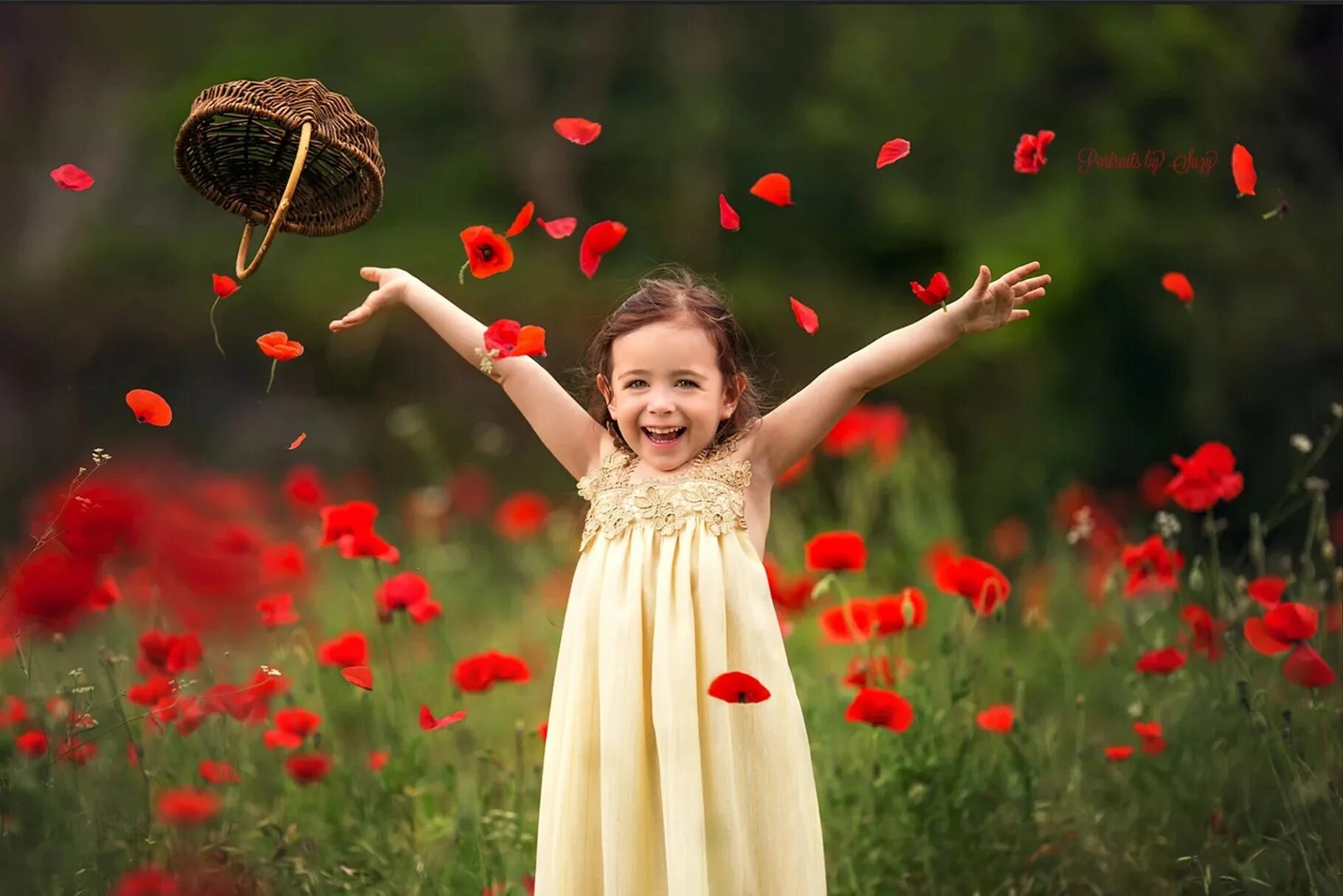 Главное радуйся жизни. Дети с цветами. Дети радуются. Радуйтесь дети. Дети радость.