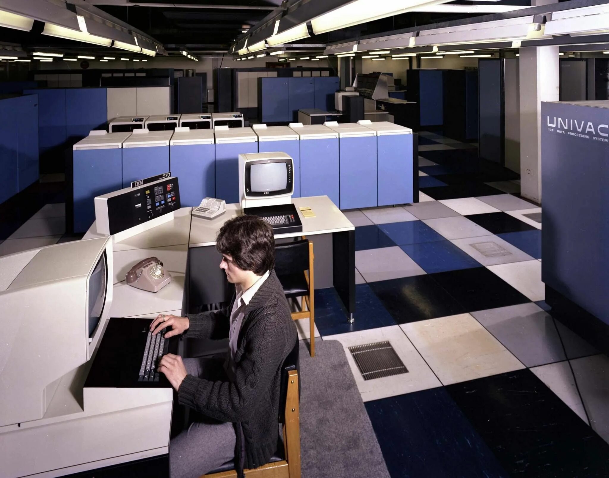 ЭВМ IBM 4381. Компьютер UNIVAC 1108. IBM Mainframe 70s. Офис IBM D 80.
