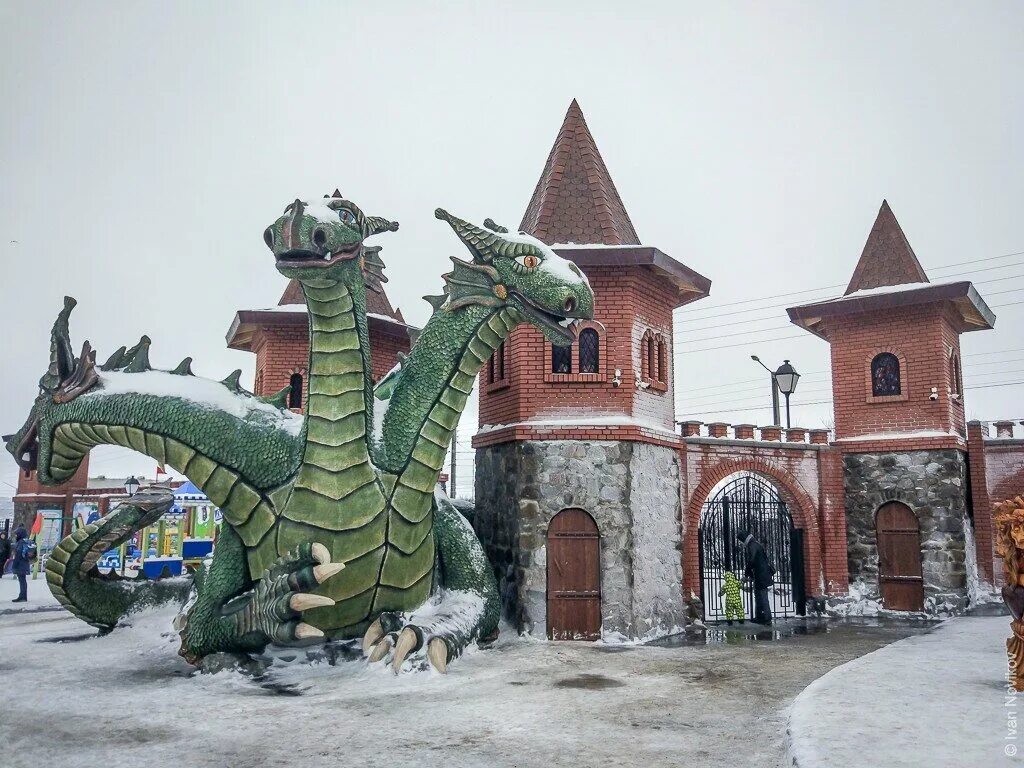 Детский городок Мурманск змей Горыныч. Детский городок сказка Мурманск. Сказочный городок Красноярск. Парк сказка Мурманск.