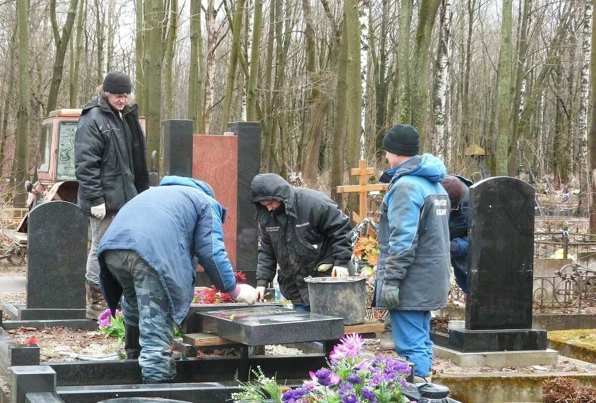 Можно ли посещать кладбище в воскресенье. Кладбище Ашиян. Веселье на кладбище. Собиратель на кладбище.