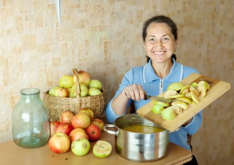 Женщина и малина. Мама готовит. Мама варит варенье. Мама варит варенье. Мама варит варенье.