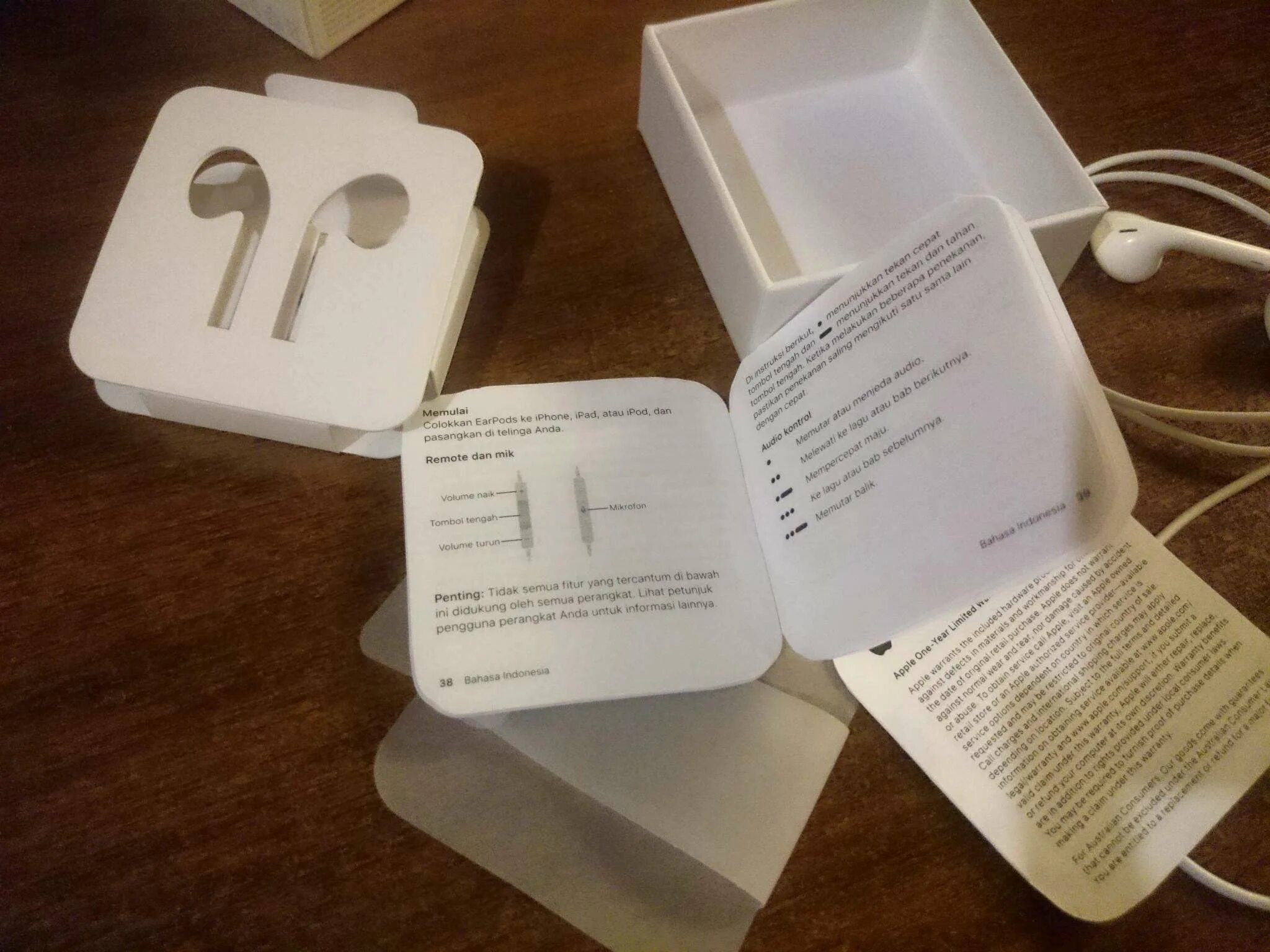 Apple AIRPODS 2 коробка. Наушники Apple Earpods Pro 2. Apple Earpods 2 упаковка. Коробка от Apple AIRPODS Pro. Постирал airpods