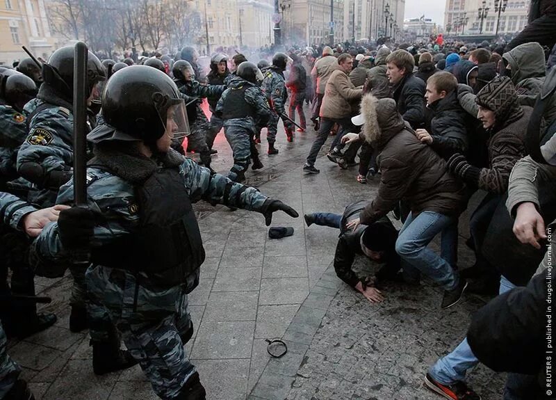 Митинги 2010. Манежная площадь 2010 беспорядки ОМОН. Манежка 2010 русский бунт. Манежная площадь Москва беспорядки 2010. Восстание на Манежной площади 2010.