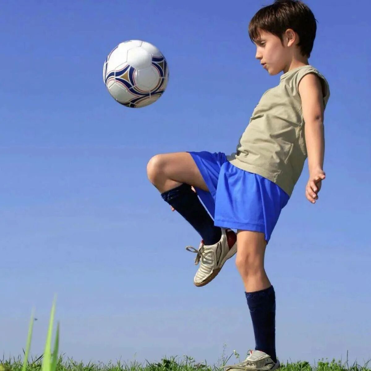 Вб для мальчиков. Футбол дети. Мальчик футболист. Мальчик с футбольным мячом. Спортивные дети.