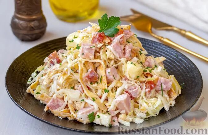 Салат с блинчиками из яиц. Салат с яичными блинчиками и курицей. Салат копченая курица и блинчики из яиц. Салат с омлетными блинчиками и курицей. Салат из копчёной курицы с яичными блинчиками.