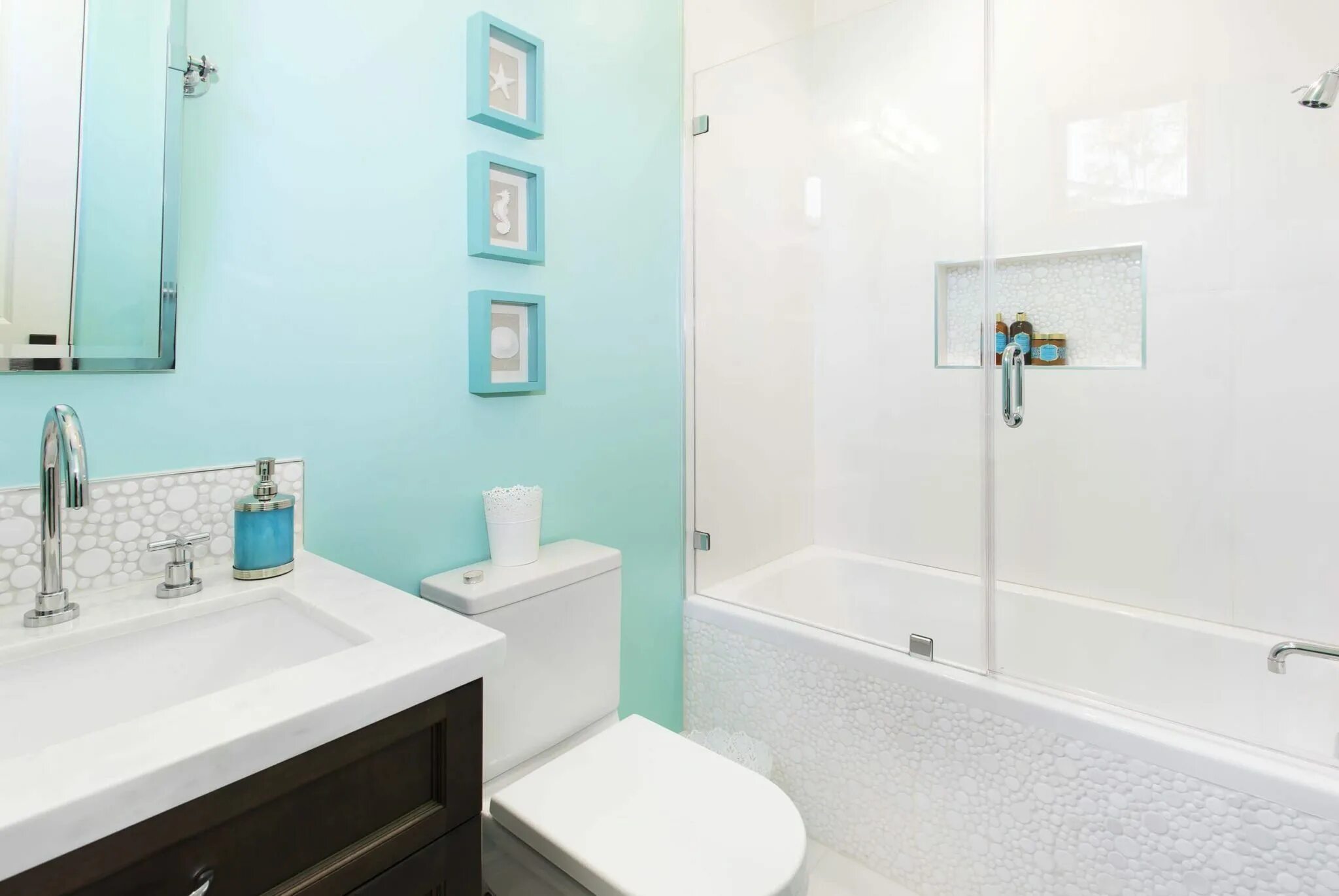 Окрашенная ванная комната. Ванная с окрашенными стенами. Ванная комната плитка и краска. Крашеные стены в ванной.