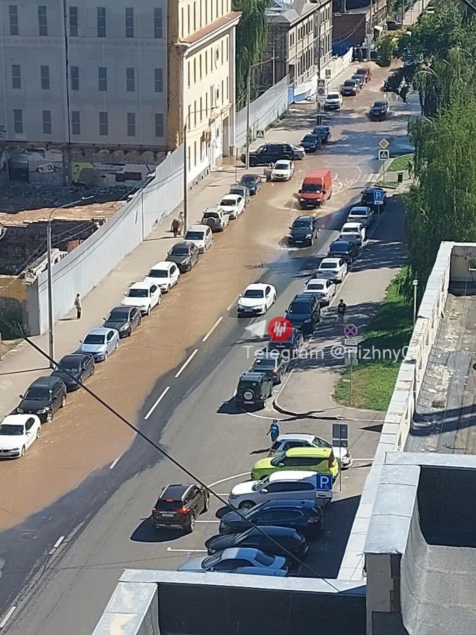 машина на дороге. горный сель. наводнение в турции. пробка машин. поток сейчас.