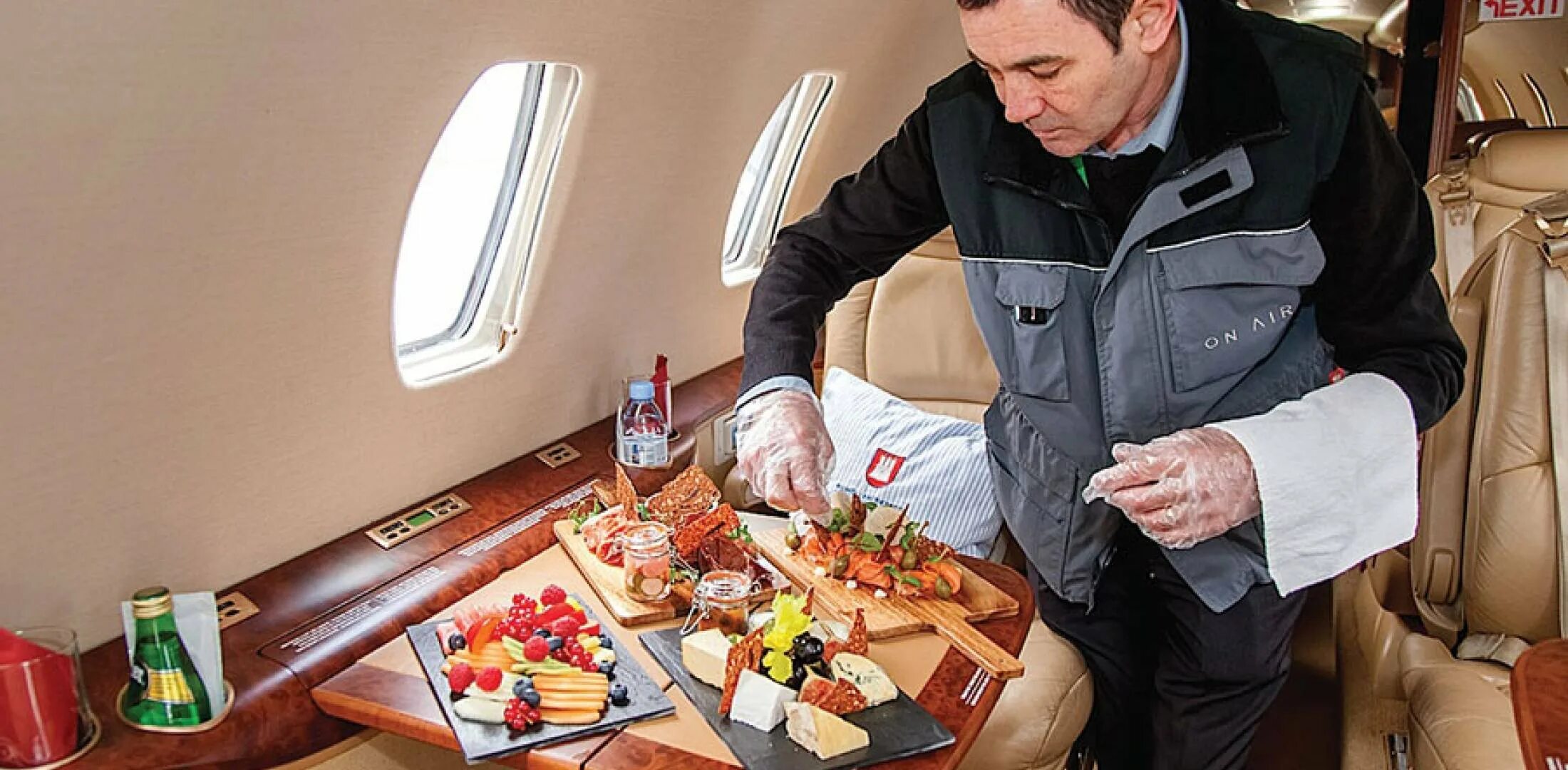 Можно еду на борт самолета. Еда в самолете. Обед в самолете. Еда в частном самолете. Кейтеринг в самолете.
