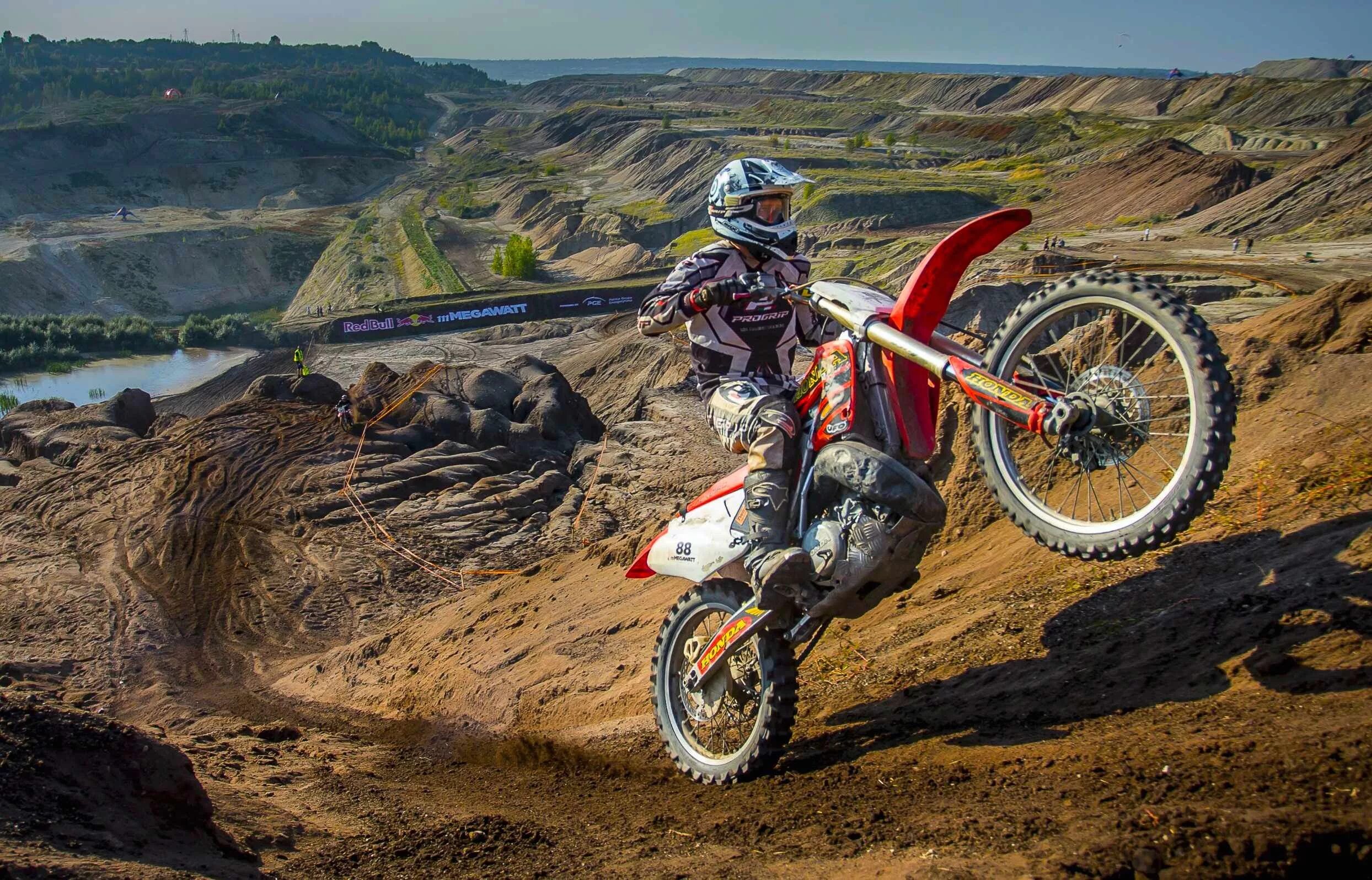 Мотоцикл эндуро фото. Эндуро 250 Хард. Мотоцикл эндуро ред Булл. Hard Enduro мотоциклы. Эндуро кросс мотоцикл ред Булл.