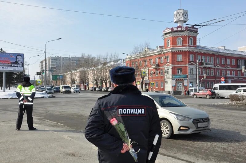 Гибдд барнаул экзамен. Полиция. Сотрудники ДПС города Барнаула. ГАИ город. ГИБДД С цветами.