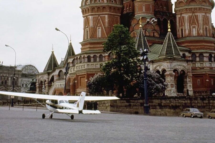 Маттиас Руст на красной площади 1987. Матиас Руст приземлился на красной площади. Руст Матиас посадка на красной площади. Матиас Руст самолет в Москве.