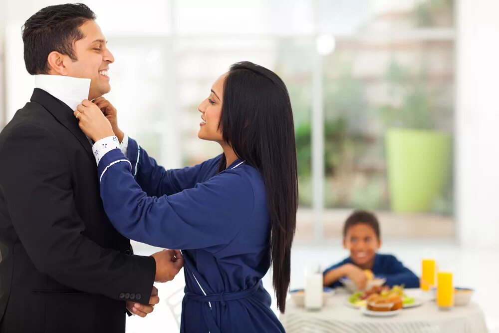 Helping the wife. Жена помощница. Помощница мужа. Женщина провожает мужа. Женщина провожает на работу.