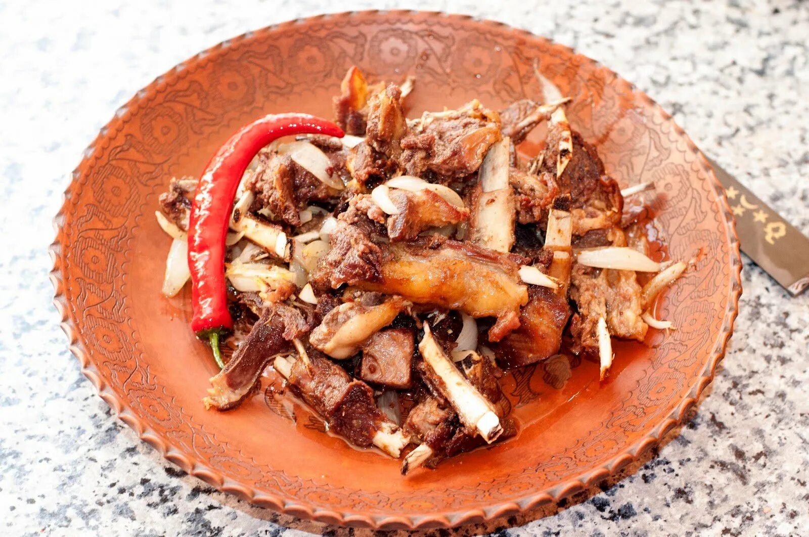 Ребрышки с овощами в афганском казане. Бараньи ребра джиз. джиз баранина ребра. джиз быз блюдо. баранина в афганском казане.