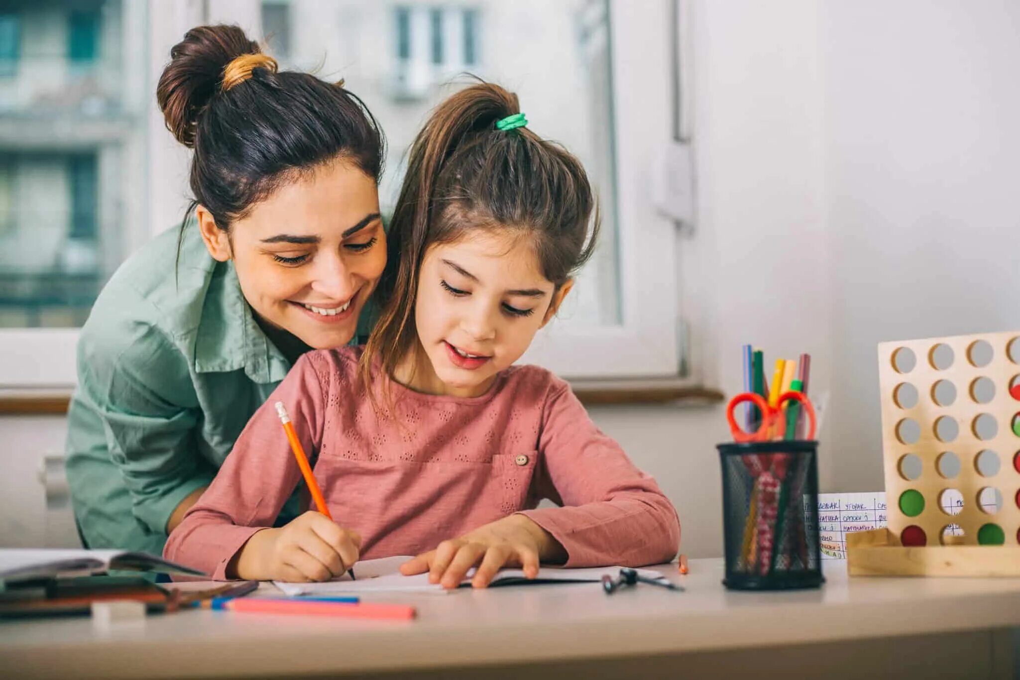 Your mum work. Воспитание девочек. Школа Happy Kids. Женщина с ребенком школьником. Репетиторство дошкольников.