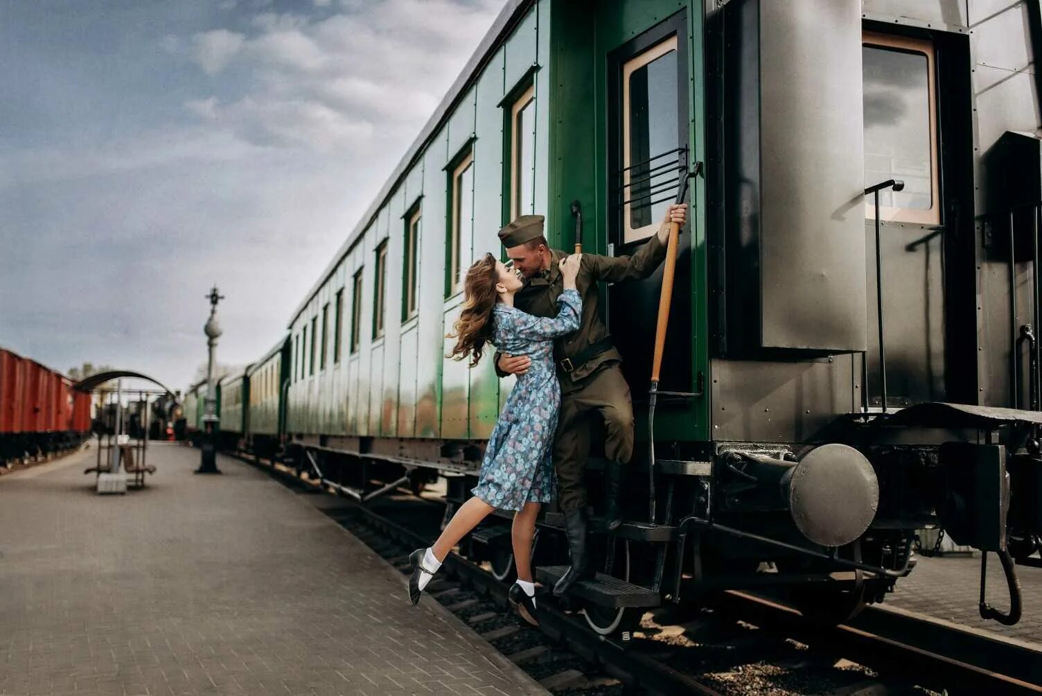 Песня бегут поезда. Встреча на перроне. Девушка провожает поезд. Уходящий поезд. Люди на перроне.