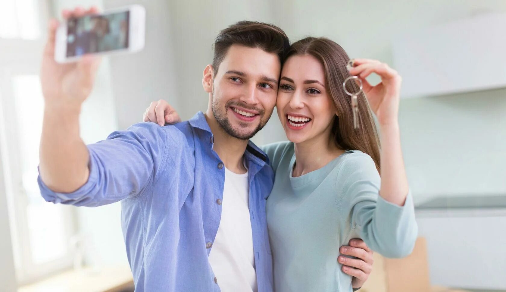 бывший парень купил квартиру. бывший парень купил квартиру. бывший парень купил квартиру. пара в новой квартире. молодая пара с ключами.