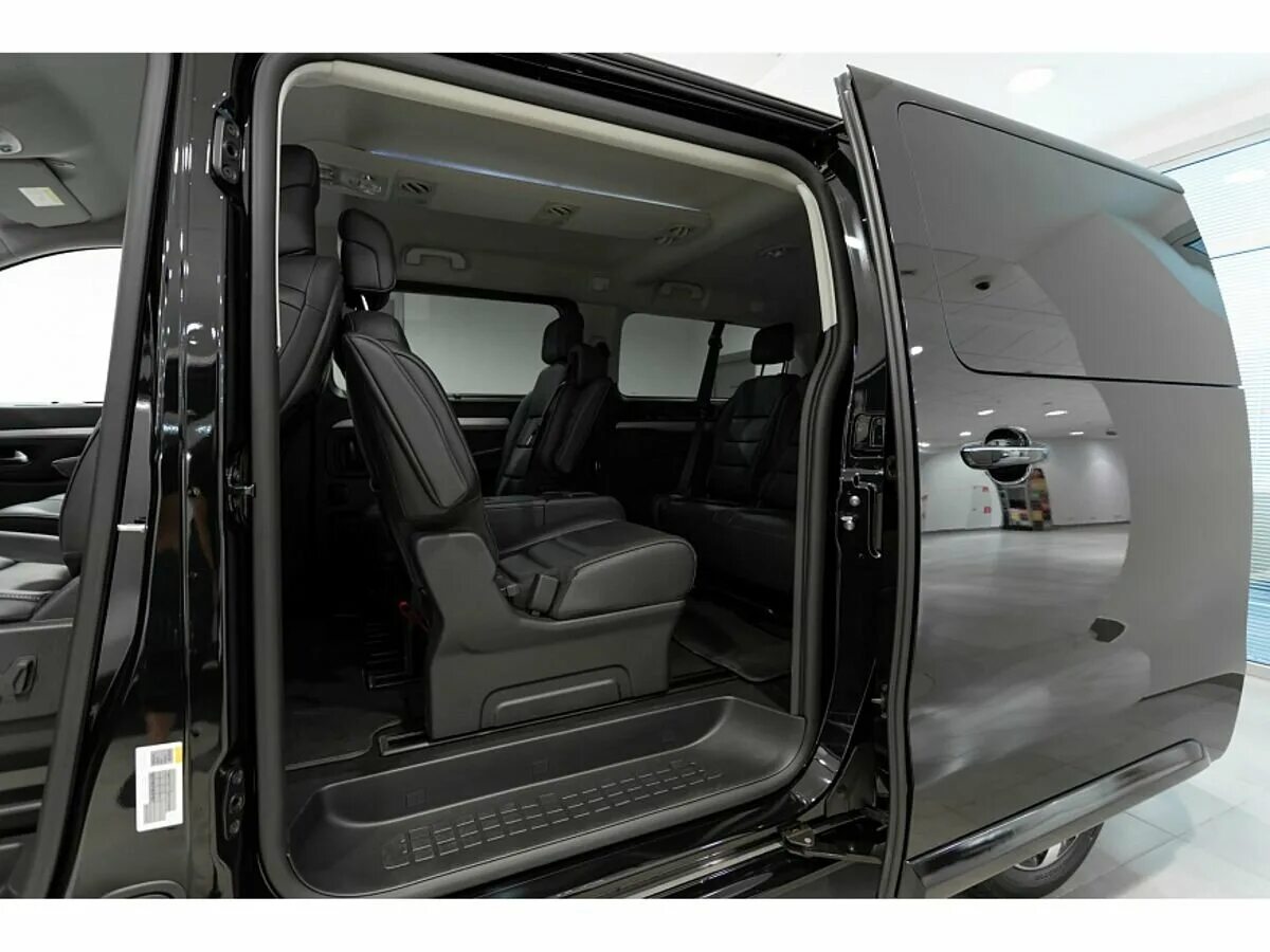 студенты туристы. человек на дороге. макатулонг. рюкзак для похода. Long travelers.