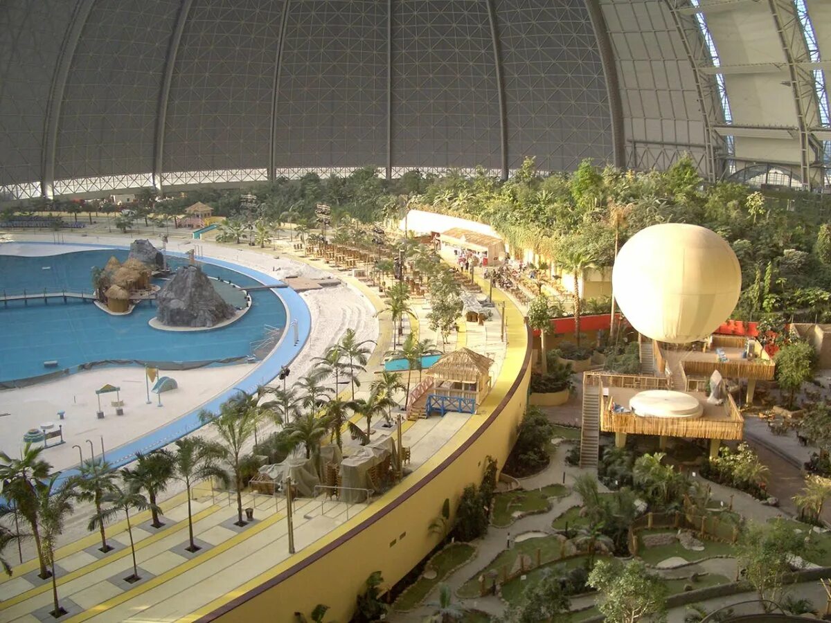 Аквапарк в берлине tropical islands. Аквапарк тропикана берлин. Аквапарк тропикана берлин. Аквапарк берлин тропические острова. Аквапарк в германии tropical islands.