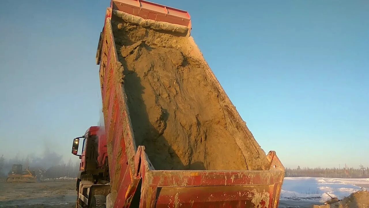 Водитель приморский край самосвала. Самосвал на севере. Отсыпка на севере. Самосвал вахта. Глина самосвал.