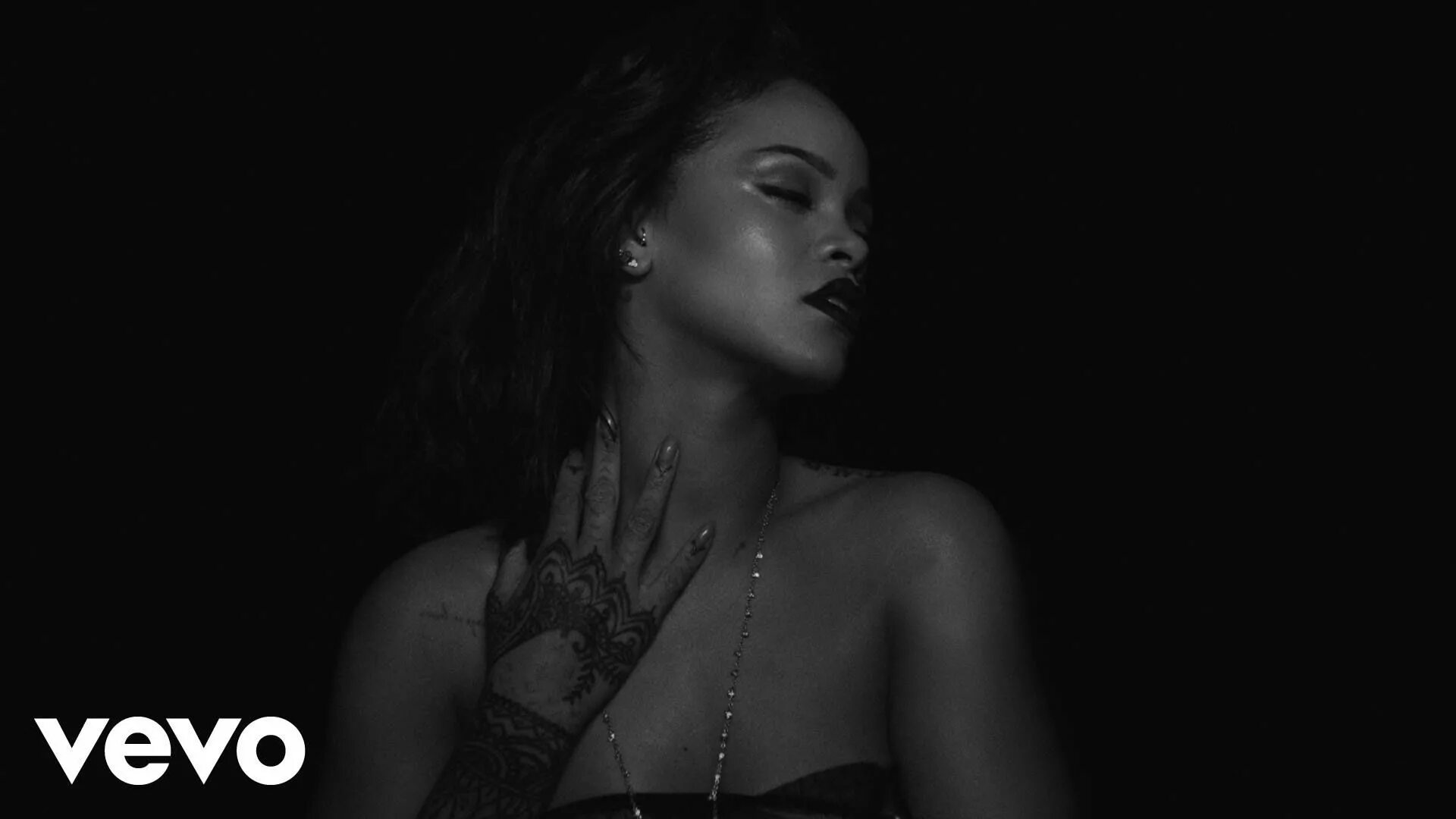 Rihanna Vevo'. Rihanna better Kiss. Рианна Кисс ИТ беттер. Заставки клипов Рианны. Rihanna kissed