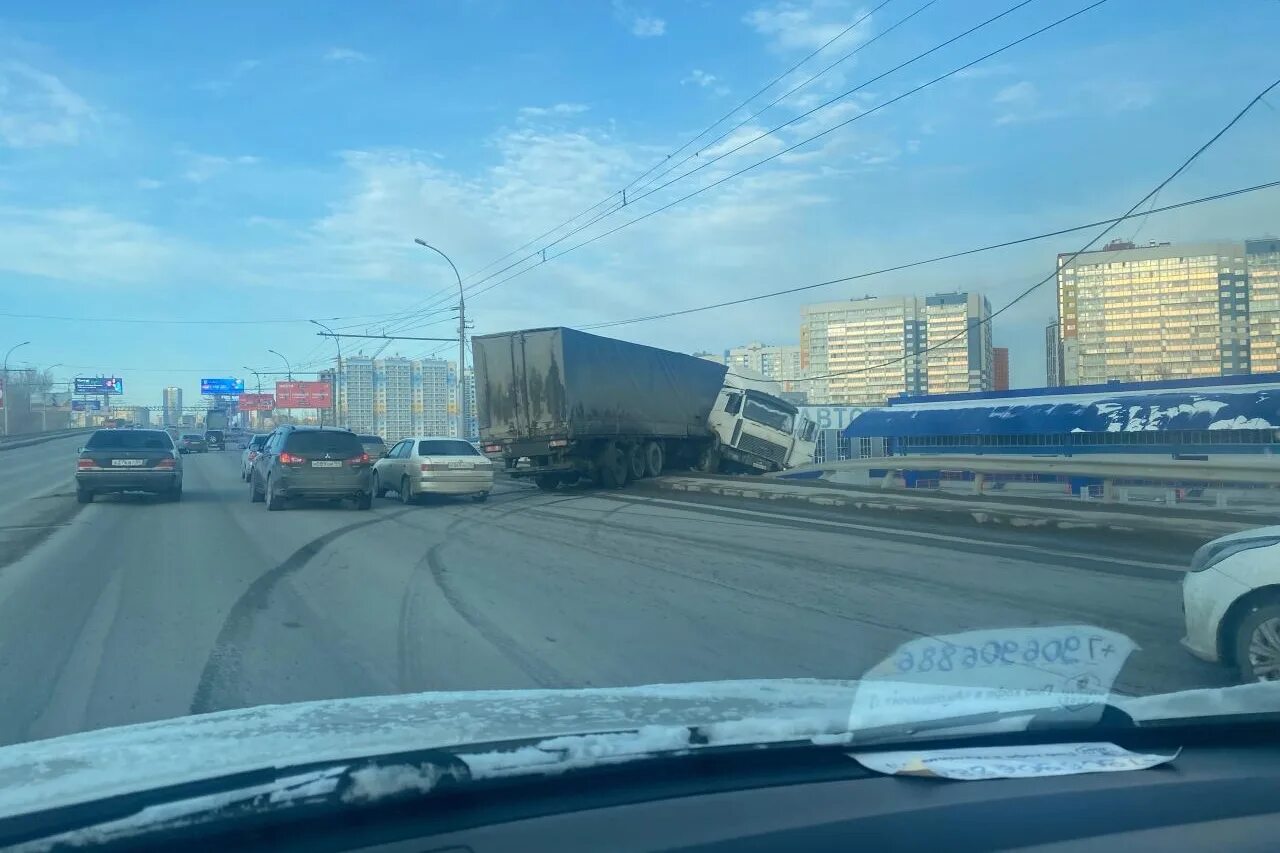 Димитровский мост Новосибирск. Авария на мосту в Новосибирске. Фура. 14 апреля новосибирск