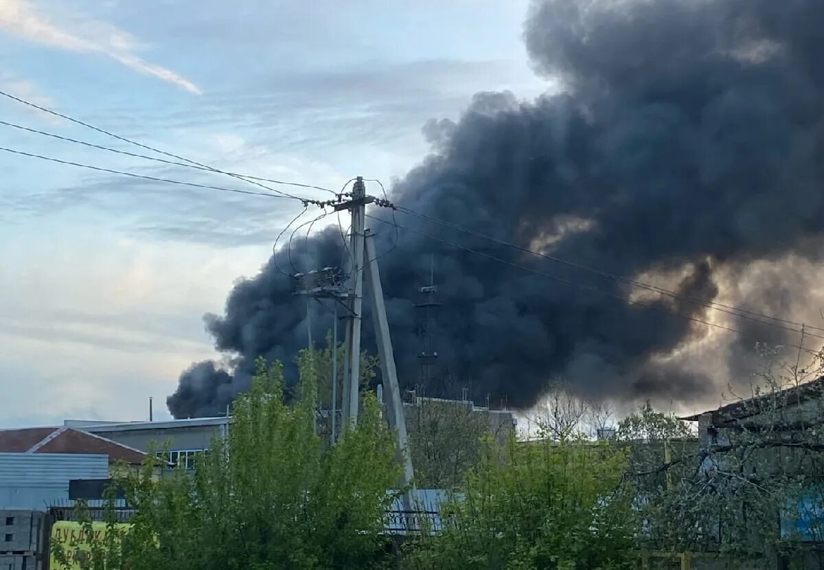 Сгорело производство. Крупный пожар. Пожар в Ярославле. Пожар на заводе. Пожар на заводе Арсенал в СПБ.