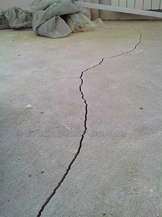 Трещины в бетонном полу. Цементно-Песчаная стяжка пола трещины. Усадочные трещины в бетонных полах. Усадочные трещины на стяжке. Трещины в стяжке пола.