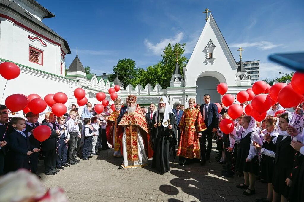 Гимназия им митрополита Платона Левшина. Николо-Перервинский монастырь гимназия. Православная гимназия Николо-Перервинский монастырь фотографии. Гимназия при Перервинском монастыре.