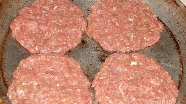 Как сделать котлету для бургера из фарша. Фарш для котлет макдональдс. котлеты для бургеров макдональдс. мариновка фарша для бургеров.