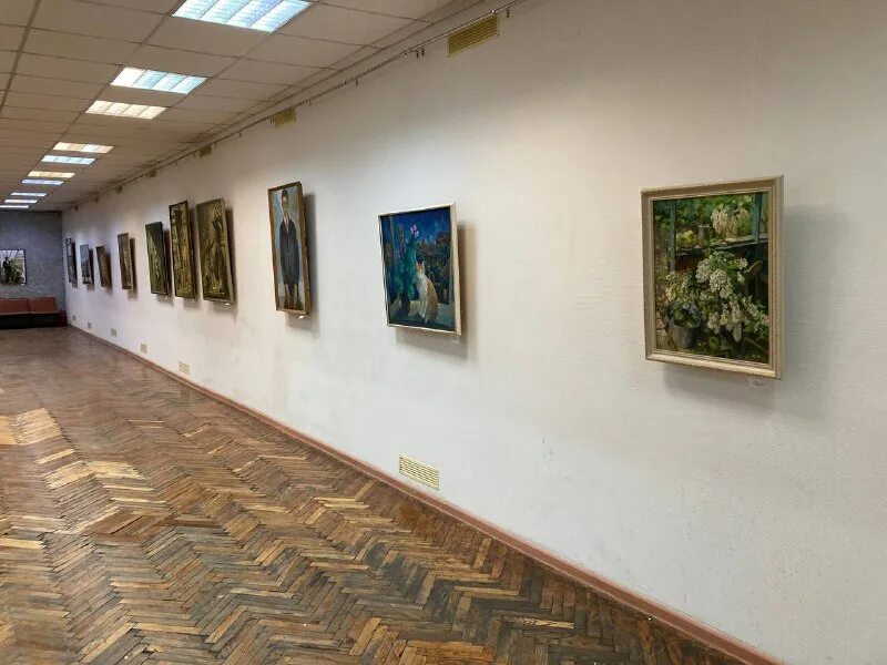 работа в выставочном зале