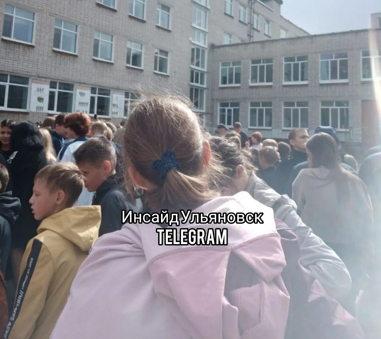 Школьная линейка. Школьники на линейке. Идем в школу 12 января 2024 ульяновск. Идем в школу 12 января 2024 ульяновск. 27 школа эвакуация ульяновск.