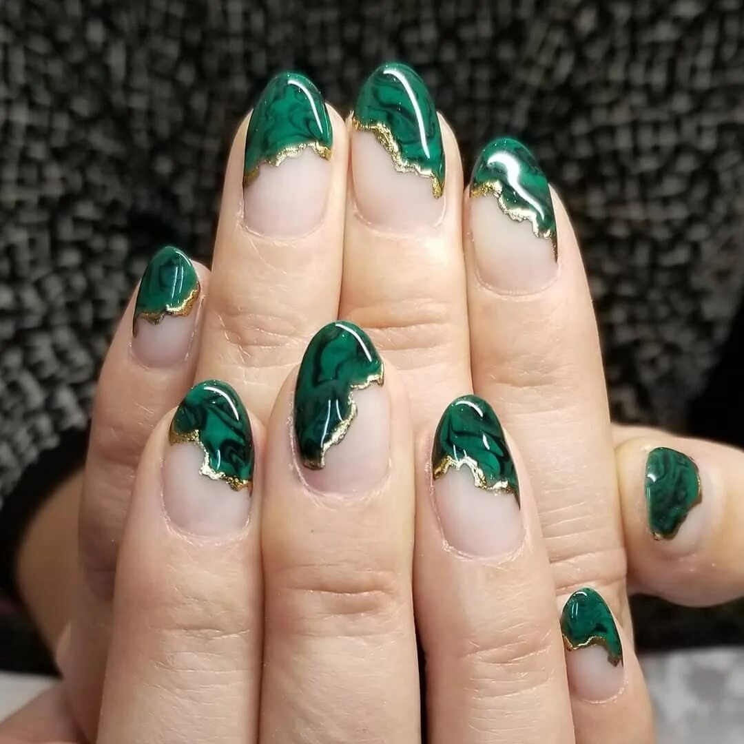 Yahont nails. Маникюр камень малахит. Маникюр изумрудный малахит. Маникюр 2022 мрамор зеленый. Маникюр изумруд с золотом мрамор.