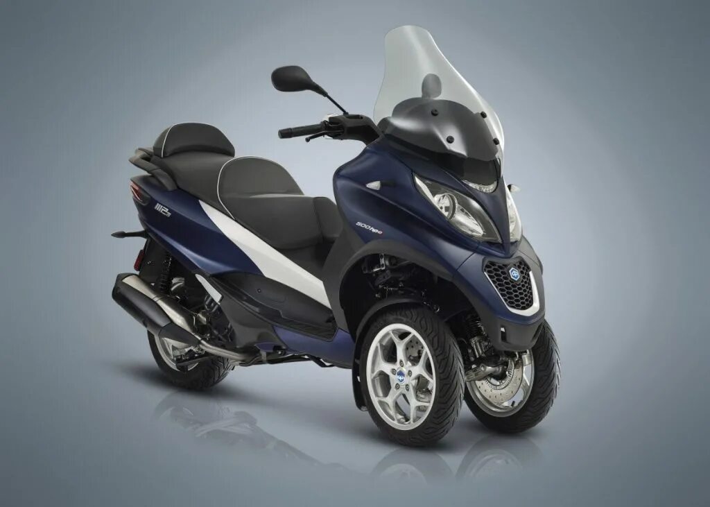 Плюсы скутера. Скутер Piaggio mp3. Мотороллер Пьяджо. Трёхколёсный максискутер Piaggio 400. Piaggio mp3 500.