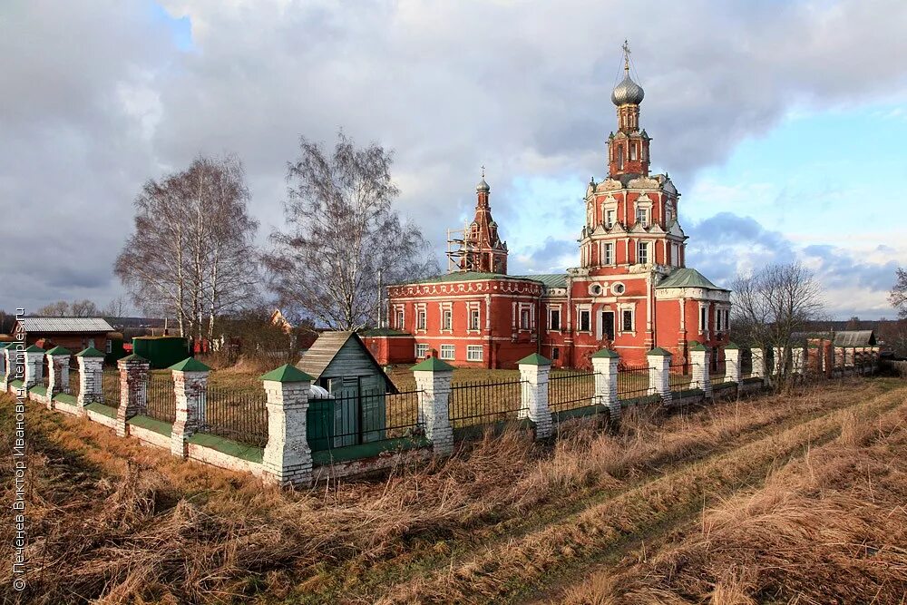 Усадьба софрино. Софрино Смоленская Церковь. Храм в Софрино Московской области. Софрино Пушкинский район. Храм в Софрино Пушкинского района.