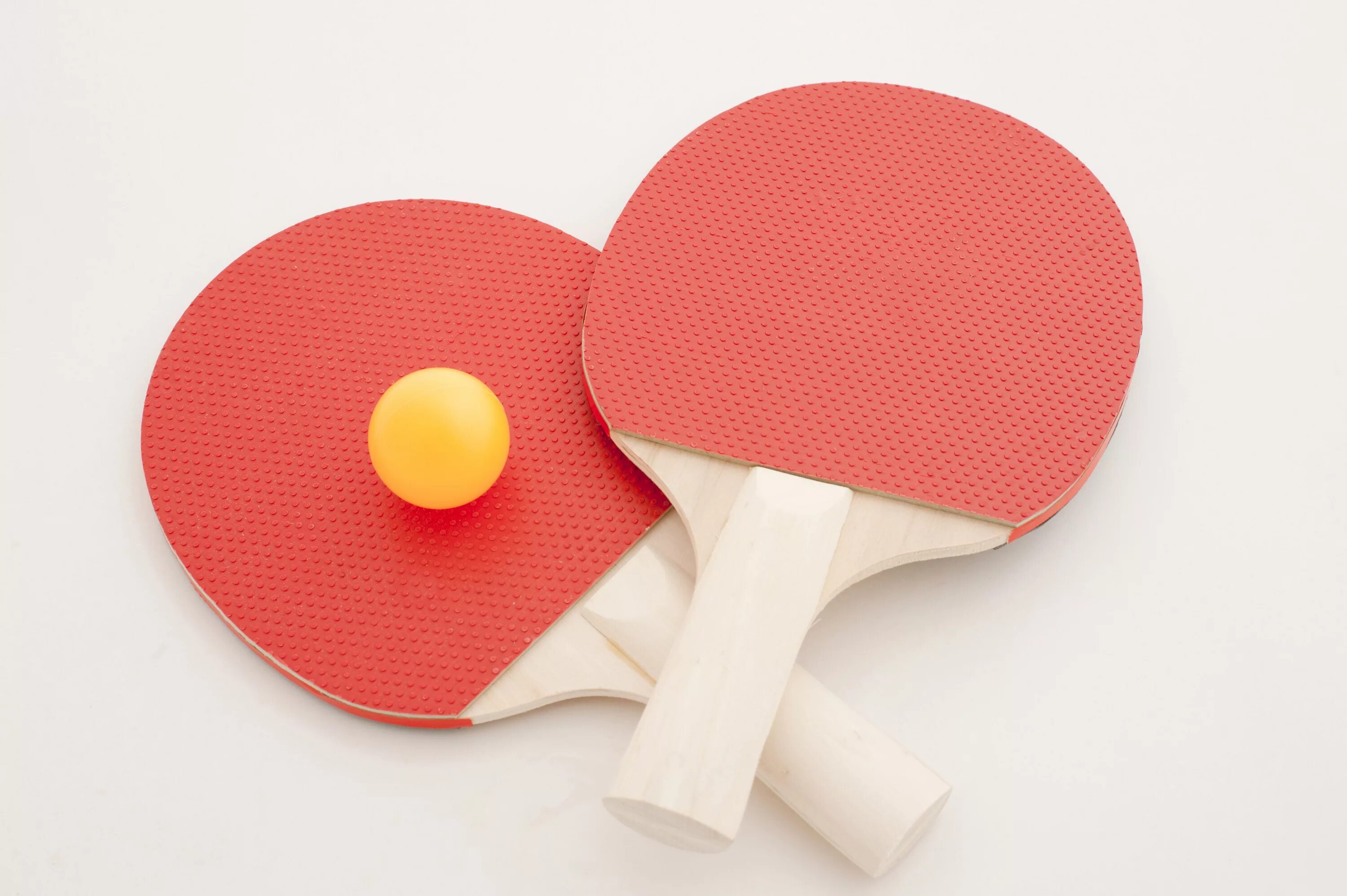 Игра с шариками пинг понг. Ракетка и теннисный мячик пинг понг. Пинпонг деревянная ракетка. Настольный теннис ракетка с желтыми мячами. Шарики пинг понг красные.