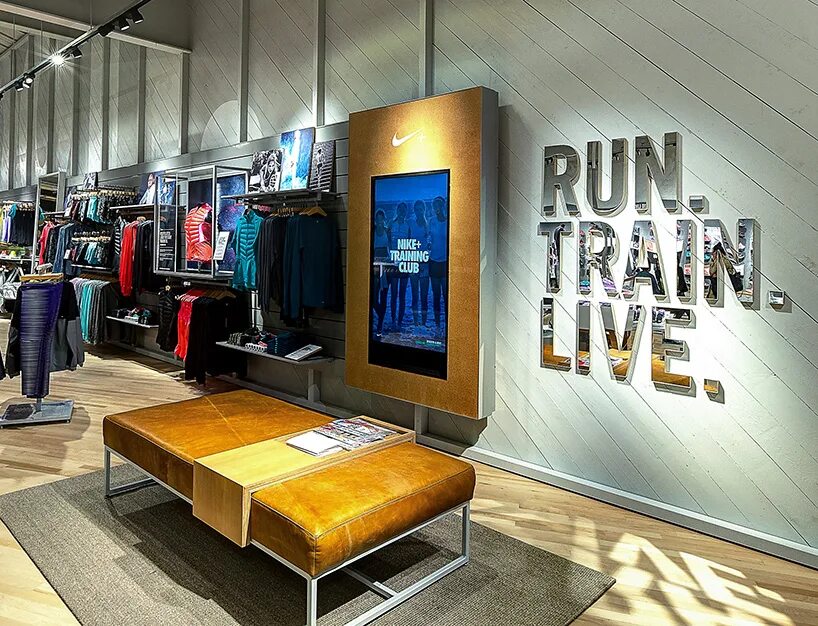 Сайт магазина nike. Nike shop Interior. Интерьер магазина одежды. Интерьер спортивного магазина. Интерьер магазина спортивной одежды.