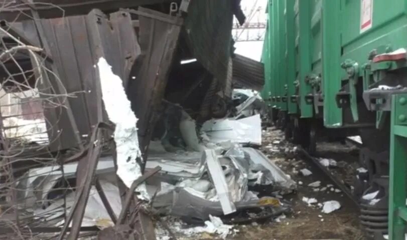 Список погибших на переезде. Авария на переезде Омская область. На Закарпатье поезд протаранил грузовик. Крушение поезда на переезде.