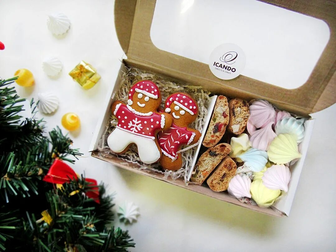 новогодние коробочки с десертами. сладкий подарок кондитеру. новогодние наборы десертов. новогодний набор сладостей. новогодние кондитерские подарочные наборы.