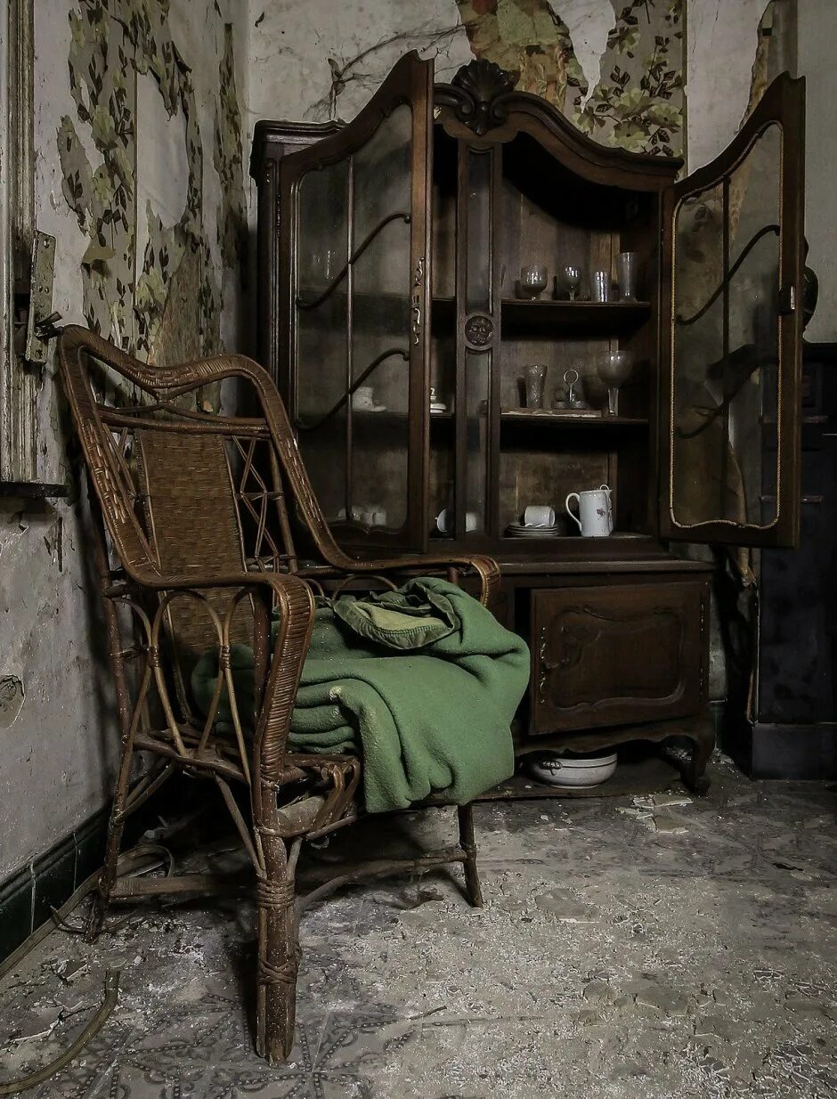 Снится квартира в которой жил раньше. Комната со старинной мебелью. Старинная комната. Старая мебель в интерьере. Заброшенная мебель.