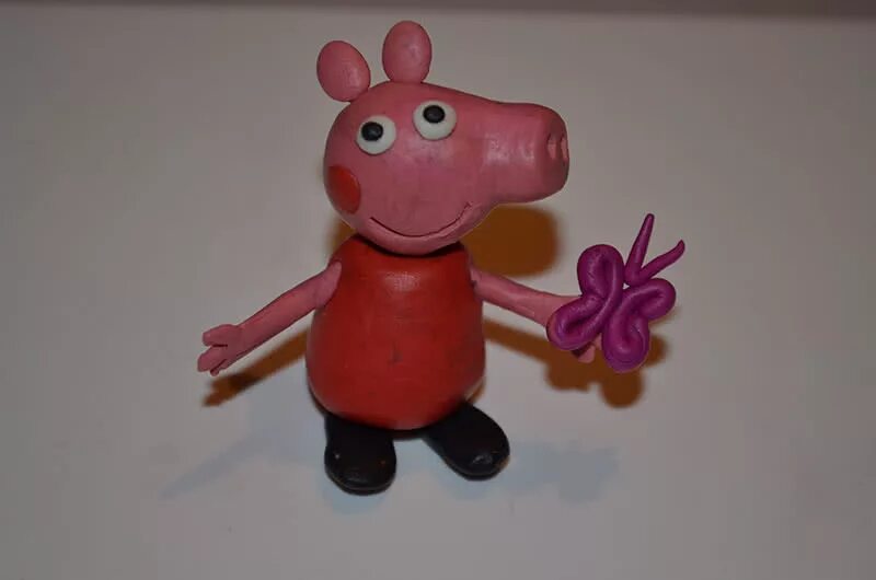 Свинка пеппа пластилин. Свинья из пластилина. Свинку пеппу свинку пеппу пластилин. Пеппа из мастики. Свинина пеппа из пластилина.