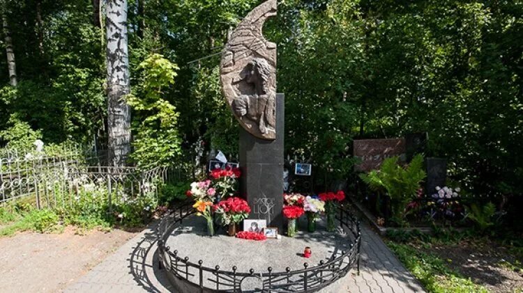 Могила виктора цоя на богословском кладбище. Богословское кладбище музыканты. Богословское кладбище горшенев. Богословское кладбище санкт-петербург интересные памятники. Памятник на богословском кладбище.
